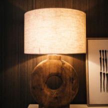 Lampe de table en bois de manguier D 38 x H 65 cm Lampedusa - Brun Pomax